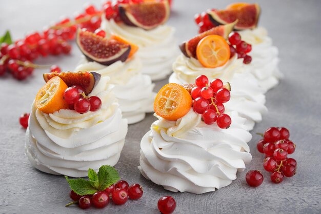 Postre Pavlova con bayas