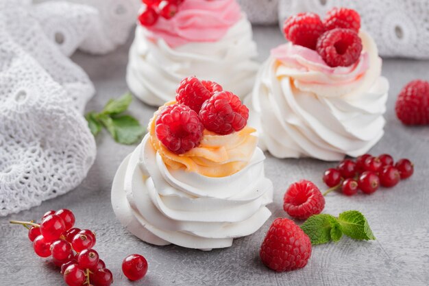 Postre Pavlova con bayas