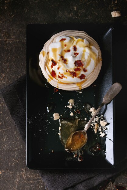 Postre Pavlova con caramelo