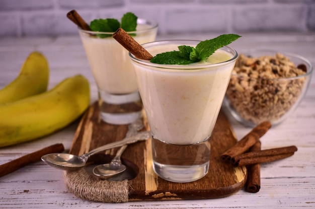 Postre de plátano con canela. Yogur con plátano y granola.