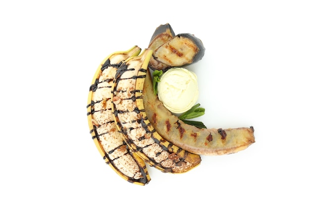 Postre de plátano y plátano asado aislado sobre fondo blanco.