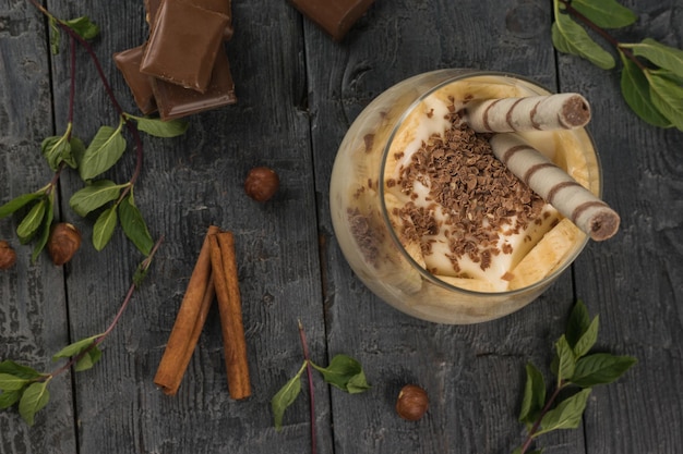 Postre de plátanos y yogur en una mesa de madera