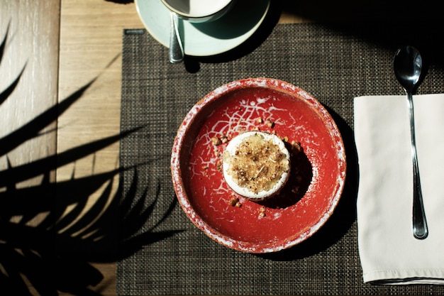 postre en un plato rojo en la cafetería