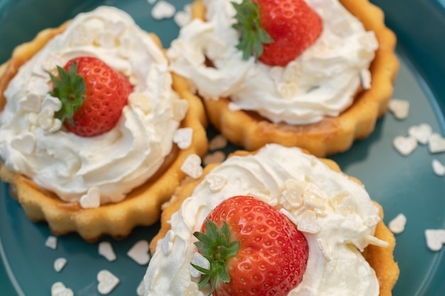 Un postre precioso de bizcocho y nata con fresas