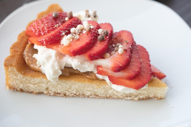 Un postre precioso de bizcocho y nata con fresas