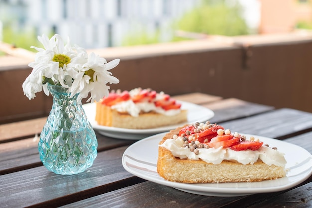 Un postre precioso de bizcocho y nata con fresas