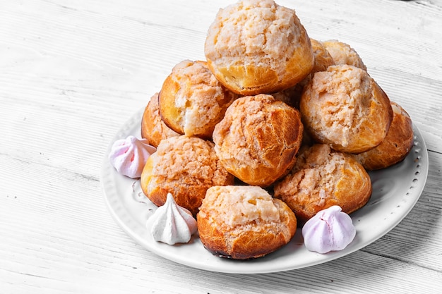 Postre de Profiteroles con Nata