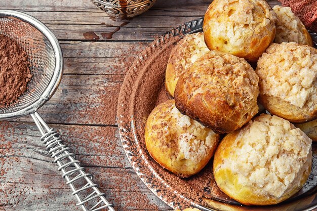 Postre de Profiteroles con Nata