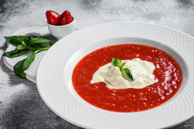 Postre de puré de fresa y mozzarella de stracciatella