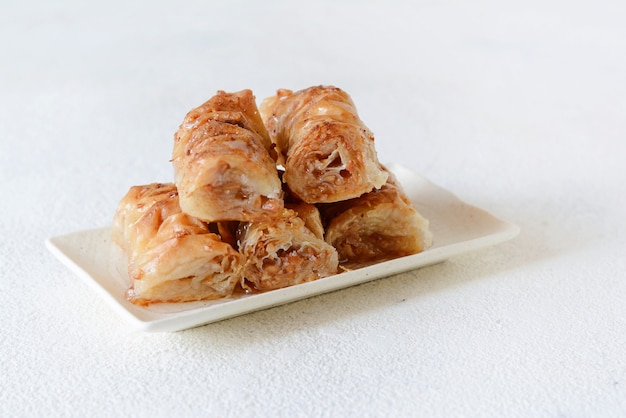 Postre de Ramadán turco Baklava con nuez, maní y jarabe de miel. Platos de oriente medio o árabe. Postre árabe tradicional