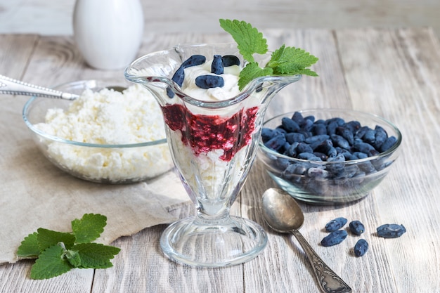 postre de requesón y bayas en mesa de madera