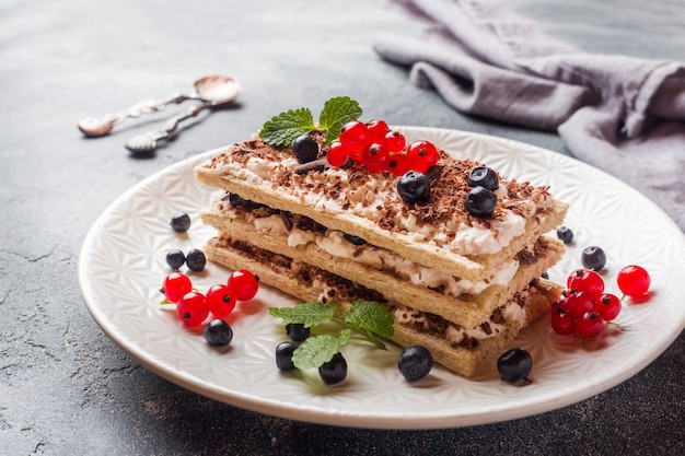 Postre de requesón crujiente de pan dietético, cuajada y arándanos con grosellas rojas