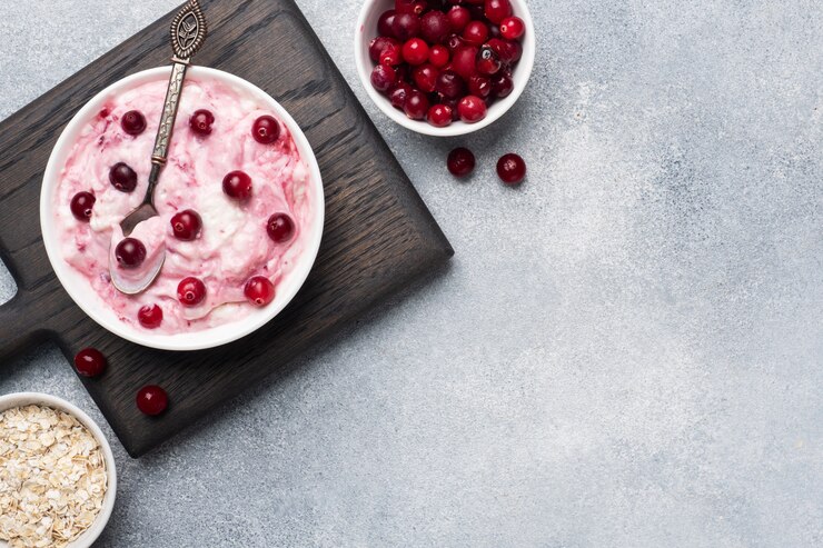 Postre de requesón de mermelada de yogur y arándanos en un plato. mesa de hormigón gris