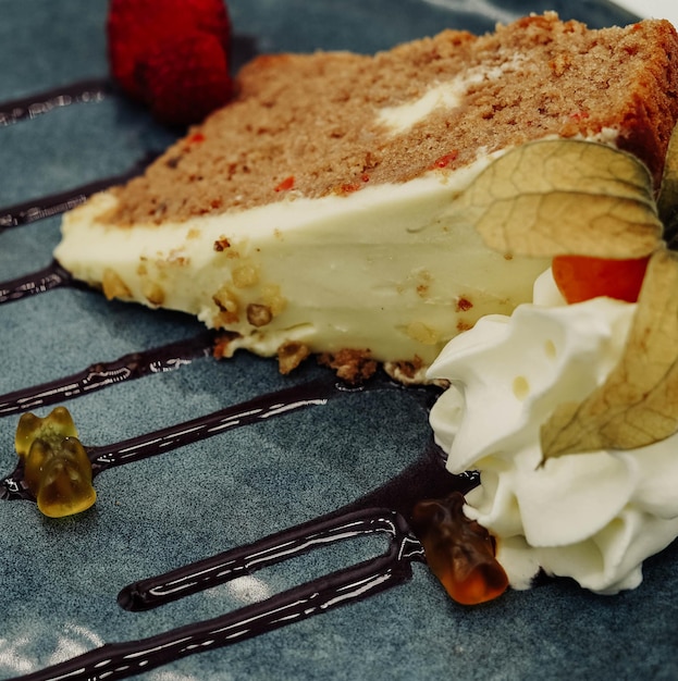 Postre en un restaurante de lujo, en forma de pastel de zanahoria, crepe y helado.