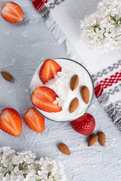 Postre de ricotta con fresas frescas. Desayuno saludable de yogur, fresa y almendras