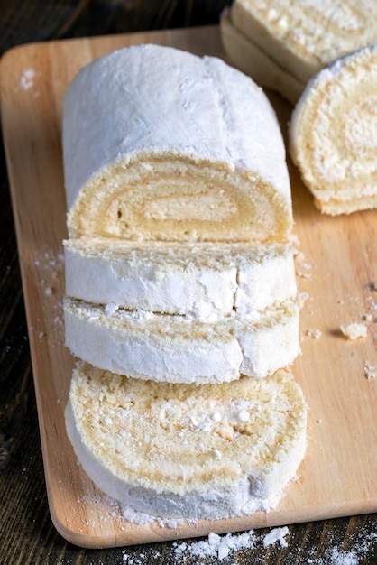 Postre en rodajas con crema de requesón