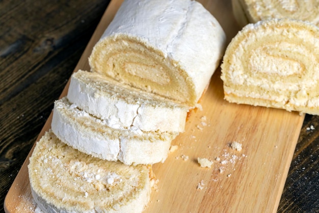 Postre en rodajas con crema de requesón