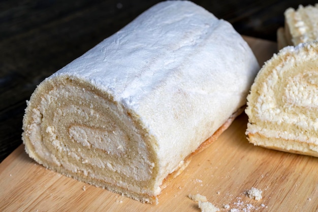 Postre en rodajas con crema de requesón