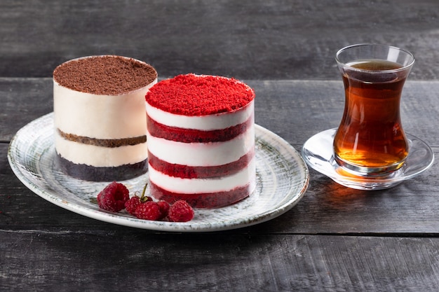 Postre rojo y marrón con vaso de té