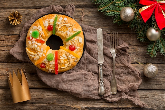 Foto postre roscon de reyes con cubiertos