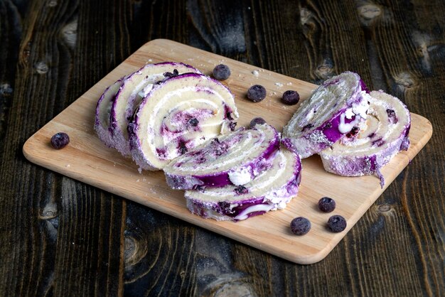 Postre con sabor a arándanos hecho de requesón y bayas