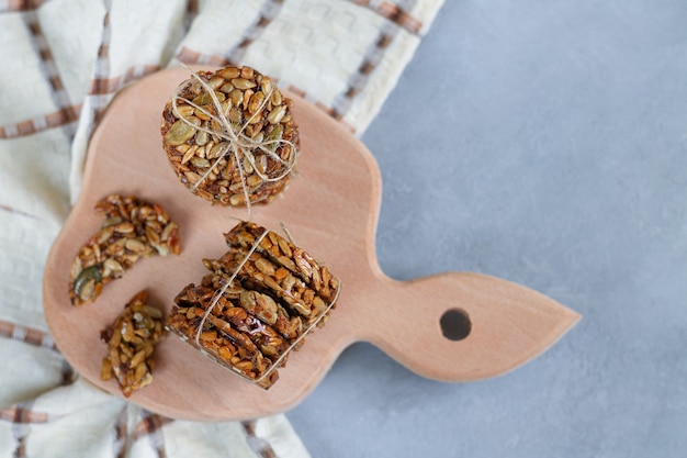 Postre saludable nutural con semilla de girasol calabaza y miel sobre tabla de madera con vista superior del espacio de copia