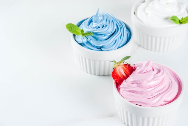 Postre saludable de verano, yogurt helado de vainilla y bayas o helado suave en tazones blancos