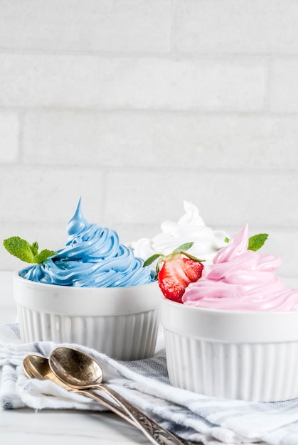 Postre saludable de verano, yogurt helado de vainilla y bayas o helado suave en tazones blancos