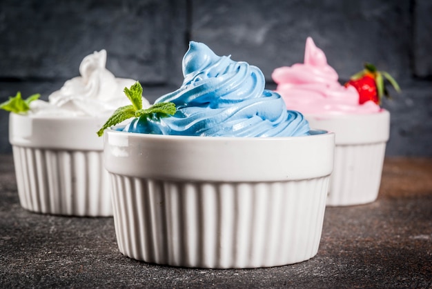 Postre saludable de verano, yogurt helado de vainilla y bayas o helado suave en tazones blancos