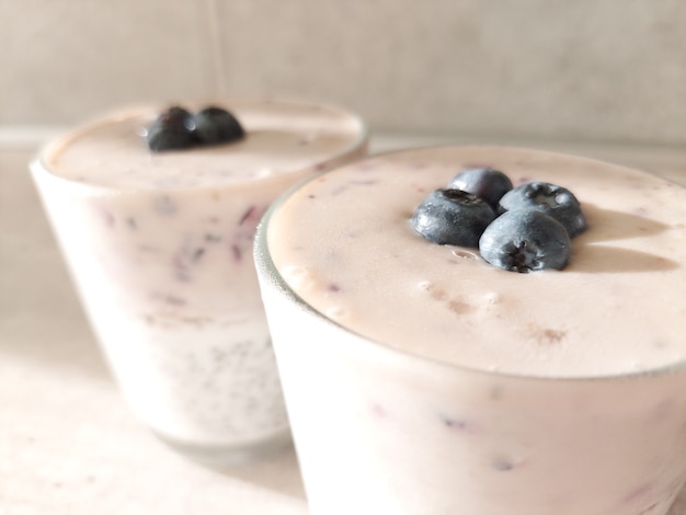 Postre con semillas de chía y arándanos en un vaso de vidrio