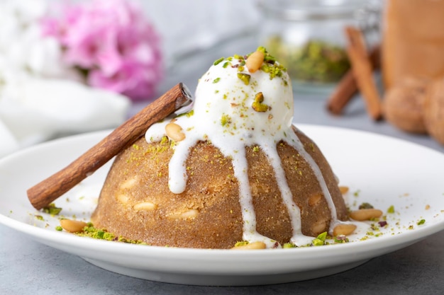 Postre de sémola con helado nombre turco dondurmali irmik helvasi