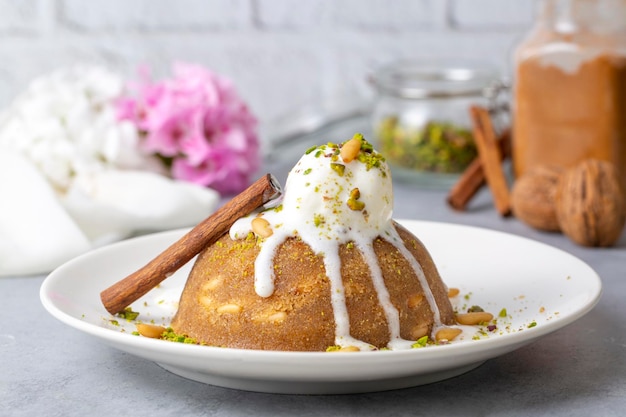 postre de sémola con helado - nombre turco; dondurmali irmik helvasi