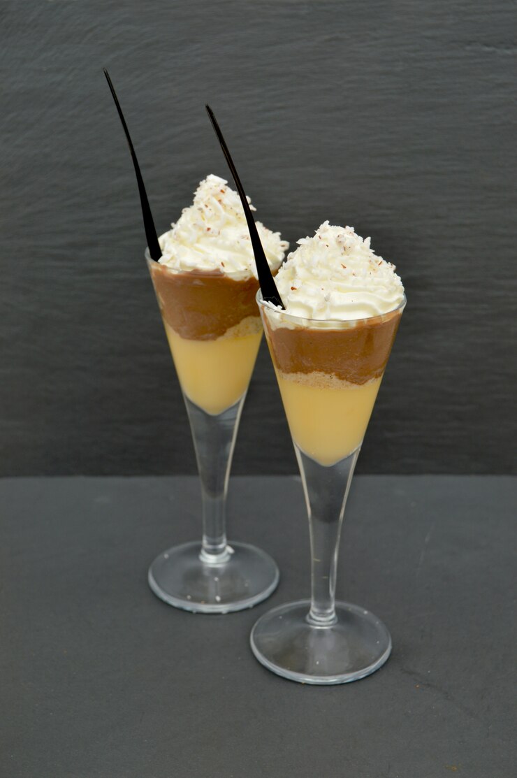 Postre servido en hermosos vasos, con crema y canela encima