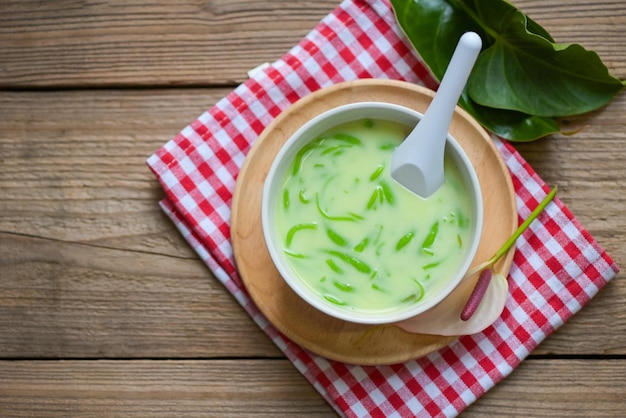 Postre tailandés Harina de arroz tailandés hoja de pandan con leche de coco y postre de dulces de jarabe en tazón blanco Comida asiática