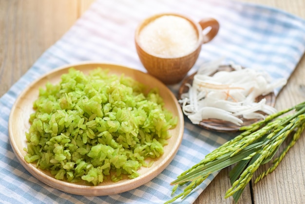 Postre tailandés machacado arroz inmaduro comida copos de arroz cereal con coco y azúcar Arroz verde dulce con espigas de arroz hoja de pandan Comida postre o bocadillos Khao Mao nombre en Tailandia