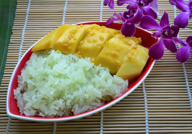 Postre tailandés Mango con arroz glutinoso