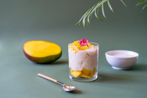 Postre tailandés con mango y arroz pegajoso y leche de coco.