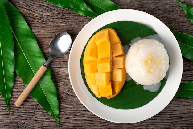 Postre tailandés de mango con arroz pegajoso