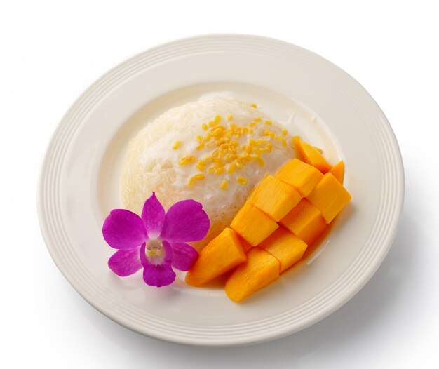 Postre tailandés, mango con arroz pegajoso.