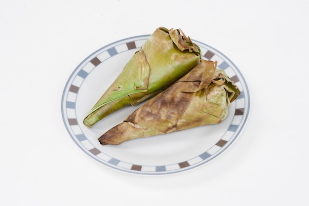 Postre tailandés en un plato blanco