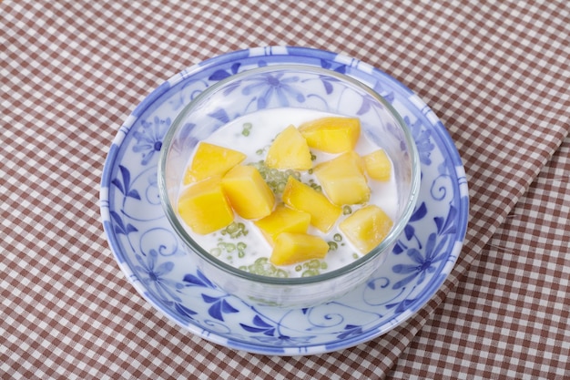 Postre tailandés de sagú con leche de coco y mango