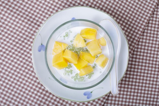 Postre tailandés de sagú con leche de coco y mango