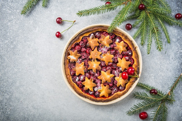 Postre de tarta de cereza caliente crujiente