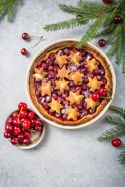 Postre de tarta de cereza caliente crujiente