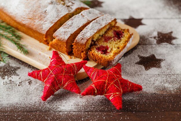 Postre de tarta de Navidad casera tradicional con arándanos en año nuevo marco de decoraciones para árboles en mesa de madera vintage. Estilo rústico Vista superior