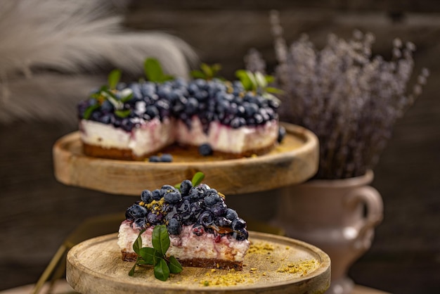 Postre de tarta de queso con arándanos