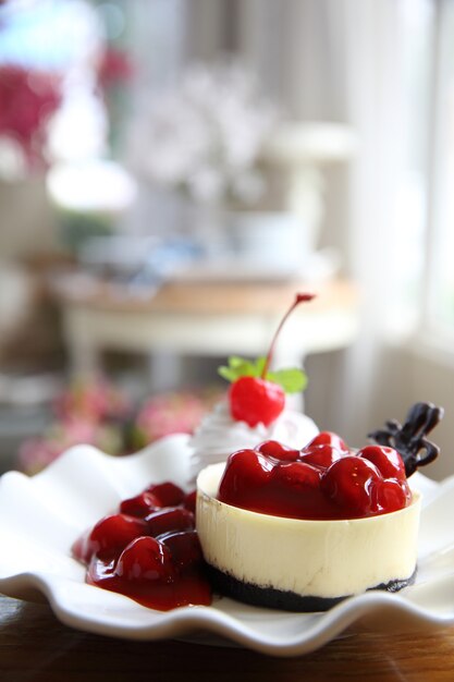 Postre - Tarta de queso con salsa de cerezas