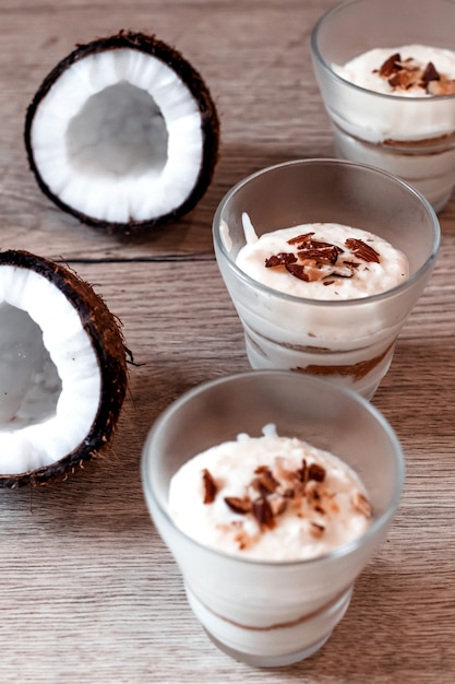 Postre tierno de coco en la cafetería. Postre en vidrio para el día de San Valentín.