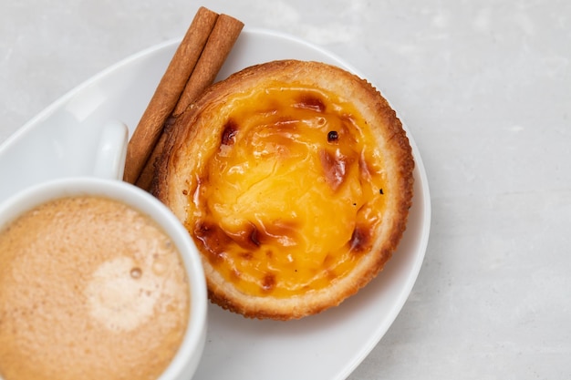 Postre típico portugués pastel de nata con café