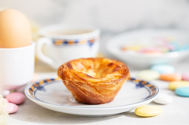 Postre típico portugués pastel de nata y taza de café